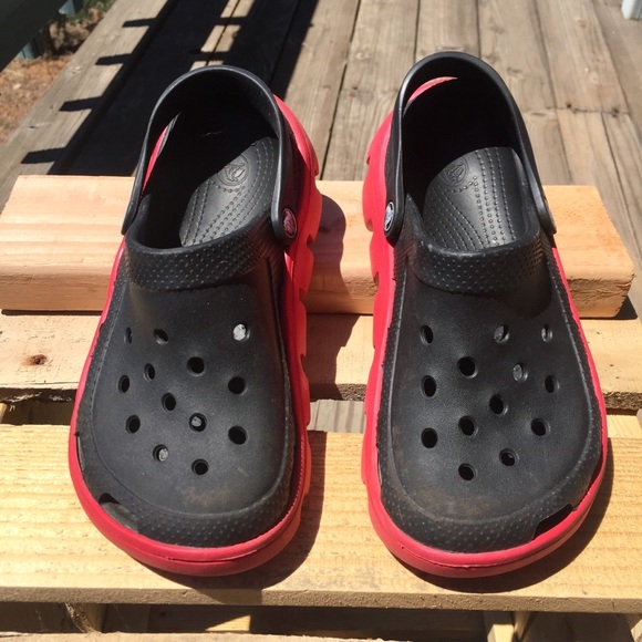 crocs red black